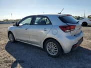 ✅ 2020 Kia Rio • VIN: 3KPA35AD8LE328109 • Lot: 81002965. Wystawiony na Copart z przebiegiem 40 019 mil. Bezpłatny archiwum sprzedaży aukcyjnych z USA i szczegółowy raport historii pojazdu na DreamBid. Zdjęcie 2.