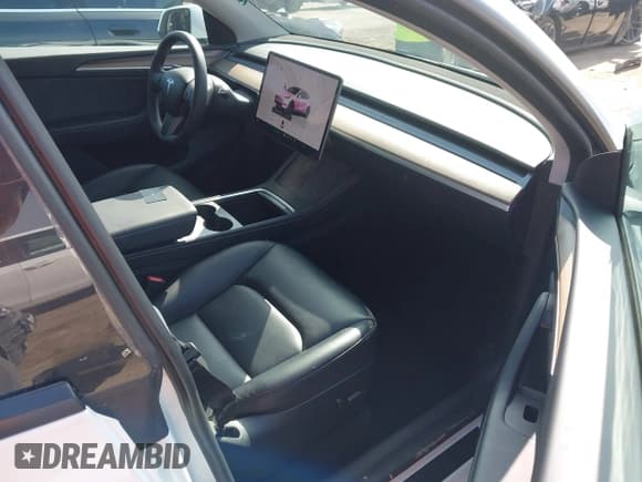 ✅ 2024 Tesla Model Y • VIN: 7SAYGDED5RF111095 • Lot: 43529040. Wystawiony na IAAI z przebiegiem 46 045 mil. Bezpłatny archiwum sprzedaży aukcyjnych z USA i szczegółowy raport historii pojazdu na DreamBid. Zdjęcie 5.