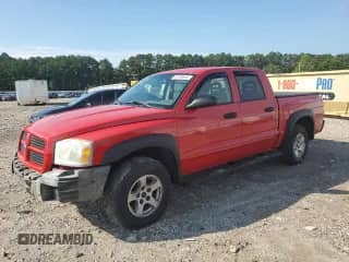 2006 Dodge Dakota SLT z VIN 1D7HE48N06S656844, wystawiony jako Copart lot #67056635 z przebiegiem 102 513 mil mil oraz Szkoda całkowita • Salvage title. Historia ofert i sprzedaży dostępna na DreamBid. Obrazek 1.
