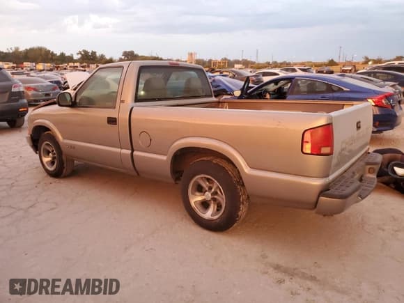 ✅ 1998 Chevrolet S-10 LS • VIN: 1GCCS1442WK204094 • Лот: 72183474. Опубликован ранее на Copart с пробегом 201 320 миль. Бесплатный доступ к архиву аукционных продаж из США и подробный отчёт об истории автомобиля на DreamBid. Изображение 2.