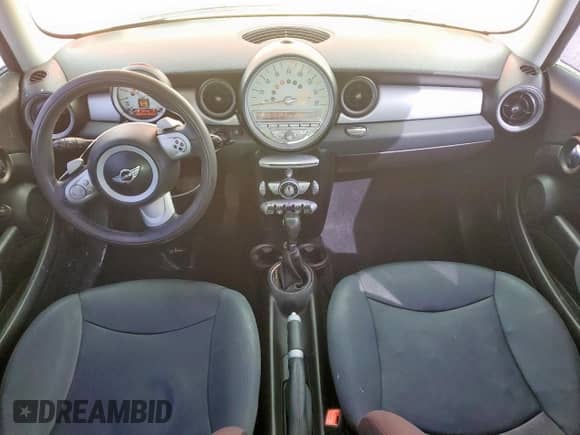 2009 MINI Hardtop z VIN WMWMF33539TW70482, wystawiony jako Copart lot #86130595 z przebiegiem 120 031 mil mil oraz Szkoda całkowita • Salvage title. Historia ofert i sprzedaży dostępna na DreamBid. Obrazek 8.