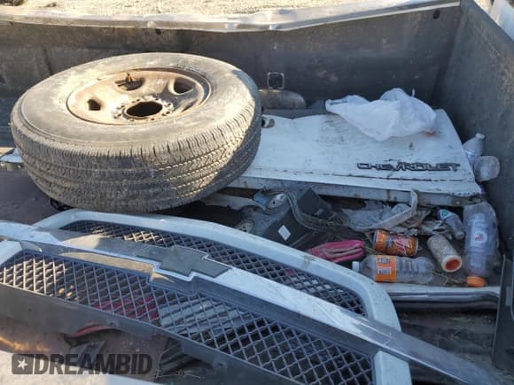 ✅ 2003 Chevrolet Silverado 2500HD LS • VIN: 1GCHK29U63E141077 • Lot: 76603874. Wystawiony na Copart z przebiegiem Nie podano. Bezpłatny archiwum sprzedaży aukcyjnych z USA i szczegółowy raport historii pojazdu na DreamBid. Zdjęcie 13.