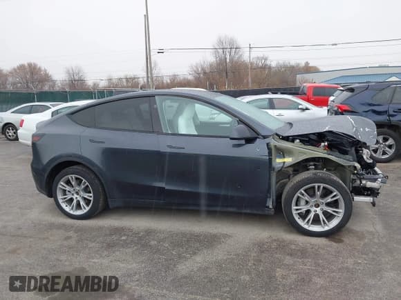 ✅ 2024 Tesla Model Y Long Range • VIN: 7SAYGDEE9RA265508 • Lot: 43685983. Wystawiony na IAAI z przebiegiem 33 217 mil. Bezpłatny archiwum sprzedaży aukcyjnych z USA i szczegółowy raport historii pojazdu na DreamBid. Zdjęcie 14.