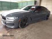✅ 2022 BMW 8 Series M850i • VIN: WBAGV8C0XNCH43670 • Lot: 42411551. Wystawiony na IAAI z przebiegiem 75 492 mil. Bezpłatny archiwum sprzedaży aukcyjnych z USA i szczegółowy raport historii pojazdu na DreamBid. Zdjęcie 17.