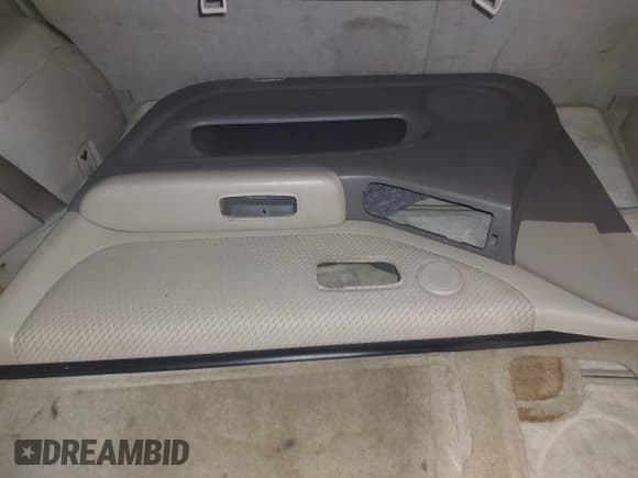 ✅ 2005 Toyota Highlander • VIN: JTEDD21AX50113675 • Lot: 43841872. Wystawiony na IAAI z przebiegiem 211 020 mil. Bezpłatny archiwum sprzedaży aukcyjnych z USA i szczegółowy raport historii pojazdu na DreamBid. Zdjęcie 12.