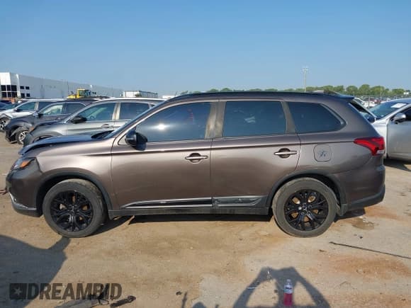 ✅ 2018 Mitsubishi Outlander ES • VIN: JA4AZ3A36JZ050073 • Lot: 43143870. Listed on IAAI with 173,137 mi. Free auction sales archive from the USA and detailed vehicle history report at DreamBid. Image 14.