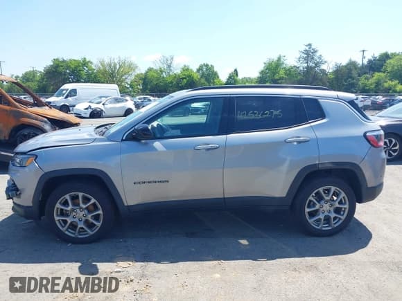 ✅ 2022 Jeep Compass Latitude Lux • VIN: 3C4NJDFB4NT181195 • Lot: 42536275. Wystawiony na IAAI z przebiegiem 77 767 mil. Bezpłatny archiwum sprzedaży aukcyjnych z USA i szczegółowy raport historii pojazdu na DreamBid. Zdjęcie 14.