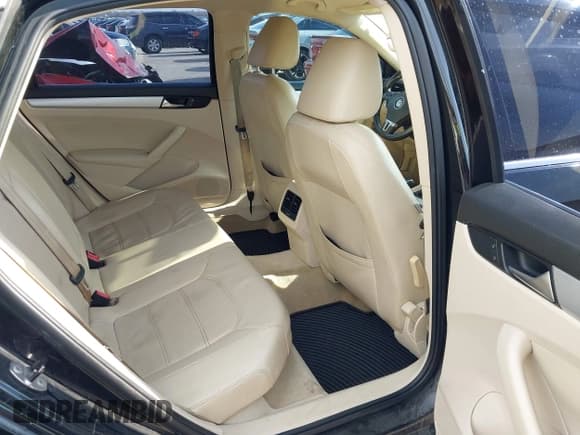 ✅ 2013 Volkswagen Passat SE • VIN: 1VWBH7A3XDC085319 • Lot: 43871671. Wystawiony na IAAI z przebiegiem 209 314 mil. Bezpłatny archiwum sprzedaży aukcyjnych z USA i szczegółowy raport historii pojazdu na DreamBid. Zdjęcie 8.