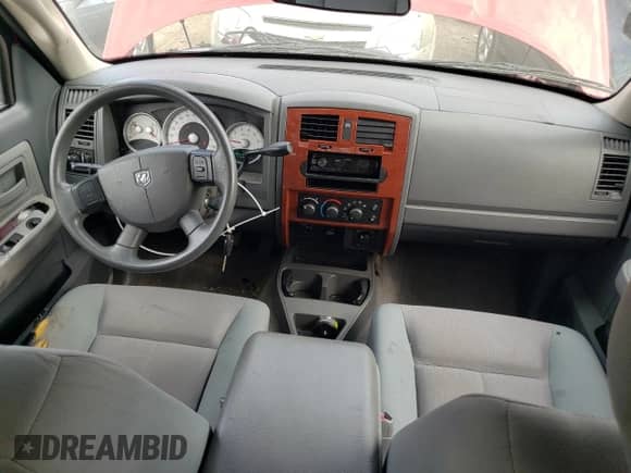 2005 Dodge Dakota SLT z VIN 1D7HW42N45S200091, wystawiony jako Copart lot #70249884 z przebiegiem 142 367 mil mil oraz Szkoda całkowita • Salvage title. Historia ofert i sprzedaży dostępna na DreamBid. Obrazek 8.