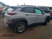 ✅ 2022 Hyundai Kona SEL • VIN: KM8K6CAB6NU818157 • Лот: 57475244. Опубликован ранее на Copart с пробегом 22 762 миль. Бесплатный доступ к архиву аукционных продаж из США и подробный отчёт об истории автомобиля на DreamBid. Изображение 3.