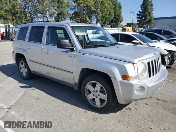 ✅ 2010 Jeep Patriot Latitude • VIN: 1J4NT1GB7AD677299 • Lot: 91133015. Listed on Copart with 144,641 mi. Free auction sales archive from the USA and detailed vehicle history report at DreamBid. Image 4.