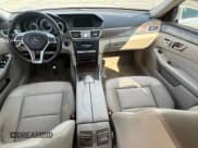 ✅ 2014 Mercedes-Benz E 350 Sport • VIN: WDDHF5KB6EA932532 • Lot: 90648435. Wystawiony na Copart z przebiegiem 127 225 mil. Bezpłatny archiwum sprzedaży aukcyjnych z USA i szczegółowy raport historii pojazdu na DreamBid. Zdjęcie 9.