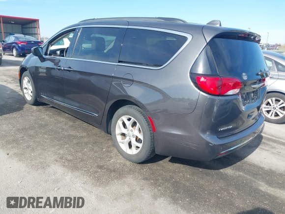 ✅ 2017 Chrysler Pacifica Touring L • VIN: 2C4RC1BG3HR708789 • Lot: 43592303. Wystawiony na IAAI z przebiegiem 78 581 mil. Bezpłatny archiwum sprzedaży aukcyjnych z USA i szczegółowy raport historii pojazdu na DreamBid. Zdjęcie 3.