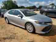 2019 Toyota Camry LE z VIN 4T1B11HK1KU820984, wystawiony jako Copart lot #71323335 z przebiegiem 93 055 mil mil oraz Szkoda całkowita • Salvage title. Historia ofert i sprzedaży dostępna na DreamBid. Obrazek 4.