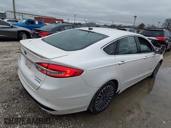 ✅ 2017 Ford Fusion Hybrid Platinum • VIN: 3FA6P0RU3HR262690 • Лот: 43792672. Опубликован ранее на IAAI с пробегом 255 421 миль. Бесплатный доступ к архиву аукционных продаж из США и подробный отчёт об истории автомобиля на DreamBid. Изображение 4.