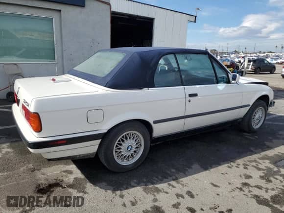 1991 BMW 3 Series z VIN WBABB2318MEC26069, wystawiony jako Copart lot #42630475 z przebiegiem 202 634 mil mil oraz Szkoda całkowita • Salvage title. Historia ofert i sprzedaży dostępna na DreamBid. Obrazek 3.