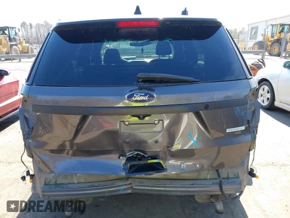 ✅ 2017 Ford Police Interceptor Utility • VIN: 1FM5K8AT7HGA70942 • Lot: 41491918. Wystawiony na IAAI z przebiegiem 38 208 mil. Bezpłatny archiwum sprzedaży aukcyjnych z USA i szczegółowy raport historii pojazdu na DreamBid. Zdjęcie 16.