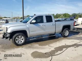 ✅ 2018 GMC Sierra 1500 SLE • VIN: 1GTV2MEC3JZ220157 • Лот: 84579405. Опубликован ранее на Copart с пробегом 99 922 миль. Бесплатный доступ к архиву аукционных продаж из США и подробный отчёт об истории автомобиля на DreamBid. Изображение 1.