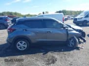 ✅ 2024 Nissan Kicks S • VIN: 3N1CP5BV8RL549561 • Lot: 43303114. Wystawiony na IAAI z przebiegiem 25 069 mil. Bezpłatny archiwum sprzedaży aukcyjnych z USA i szczegółowy raport historii pojazdu na DreamBid. Zdjęcie 14.
