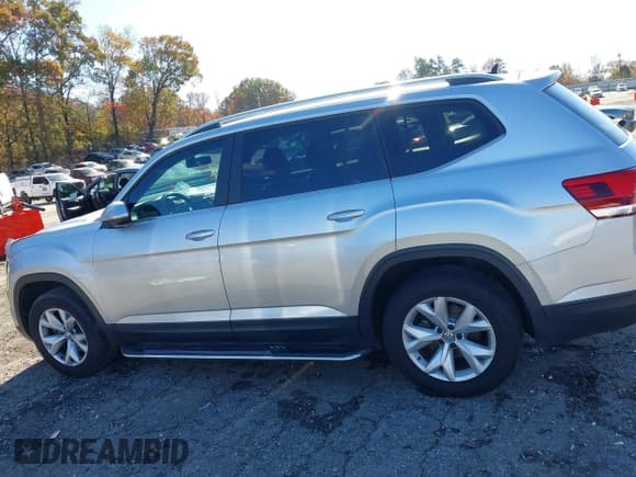 ✅ 2018 Volkswagen Atlas SE • VIN: 1V2CR2CA4JC552635 • Lot: 43647631. Wystawiony na IAAI z przebiegiem 93 186 mil. Bezpłatny archiwum sprzedaży aukcyjnych z USA i szczegółowy raport historii pojazdu na DreamBid. Zdjęcie 14.