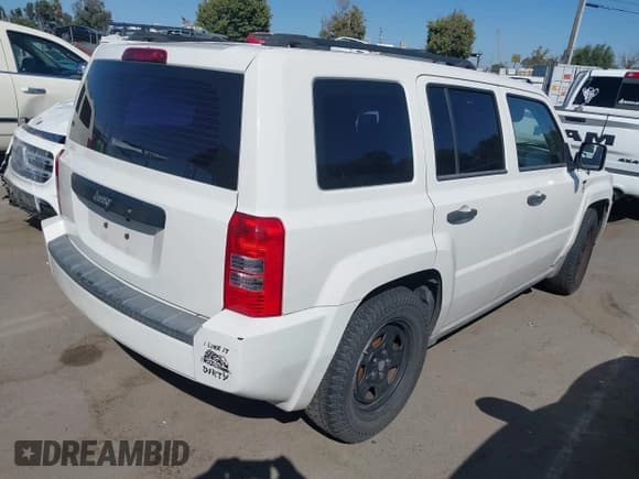 ✅ 2010 Jeep Patriot Sport • VIN: 1J4NT2GA3AD639727 • Lot: 42517340. Listed on IAAI with 215,101 mi. Free auction sales archive from the USA and detailed vehicle history report at DreamBid. Image 4.