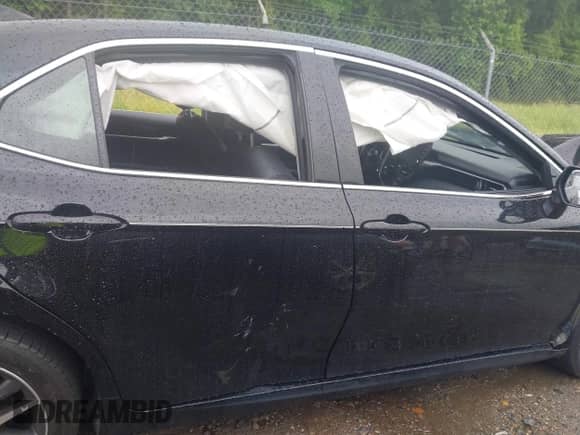 2022 Toyota Camry XLE z VIN 4T1F11AK8NU076638, wystawiony jako IAAI lot #42243093 z przebiegiem 67 100 mil mil oraz . Historia ofert i sprzedaży dostępna na DreamBid. Obrazek 12.