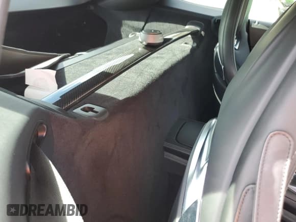 ✅ 2016 Mercedes-Benz AMG GT • VIN: WDDYJAJA4GA001031 • Lot: 70315432. Wystawiony na Copart z przebiegiem 25 480 mil. Bezpłatny archiwum sprzedaży aukcyjnych z USA i szczegółowy raport historii pojazdu na DreamBid. Zdjęcie 10.