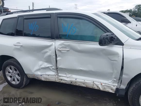 ✅ 2013 Toyota Highlander SE • VIN: 5TDZK3EH0DS104847 • Lot: 43403741. Listed on IAAI with 215,875 mi. Free auction sales archive from the USA and detailed vehicle history report at DreamBid. Image 6.