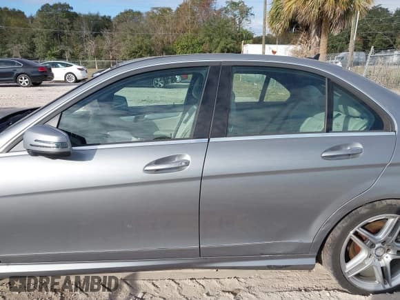 ✅ 2014 Mercedes-Benz C 250 Sport • VIN: WDDGF4HBXEG239554 • Lot: 40985936. Wystawiony na IAAI z przebiegiem 182 701 mil. Bezpłatny archiwum sprzedaży aukcyjnych z USA i szczegółowy raport historii pojazdu na DreamBid. Zdjęcie 14.