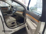 ✅ 2010 Lincoln MKT • VIN: 2LMHJ5FRXABJ07589 • Lot: 42510423. Wystawiony na IAAI z przebiegiem 113 761 mil. Bezpłatny archiwum sprzedaży aukcyjnych z USA i szczegółowy raport historii pojazdu na DreamBid. Zdjęcie 5.