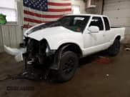 ✅ 2003 GMC Sonoma SLS • VIN: 1GTCT19X938160510 • Лот: 85343934. Опубликован ранее на Copart с пробегом 153 593 миль. Бесплатный доступ к архиву аукционных продаж из США и подробный отчёт об истории автомобиля на DreamBid. Изображение 1.