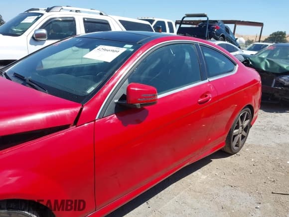 ✅ 2014 Mercedes-Benz C 250 • VIN: WDDGJ4HB9EG301900 • Lot: 42966909. Wystawiony na IAAI z przebiegiem 120 732 mil. Bezpłatny archiwum sprzedaży aukcyjnych z USA i szczegółowy raport historii pojazdu na DreamBid. Zdjęcie 15.