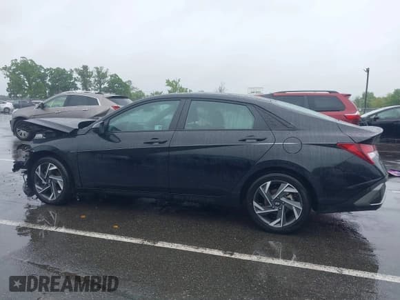 ✅ 2025 Hyundai Elantra SEL Sport • VIN: KMHLM4DG9SU961154 • Lot: 42307437. Listed on IAAI with 1,772 mi. Free auction sales archive from the USA and detailed vehicle history report at DreamBid. Image 14.