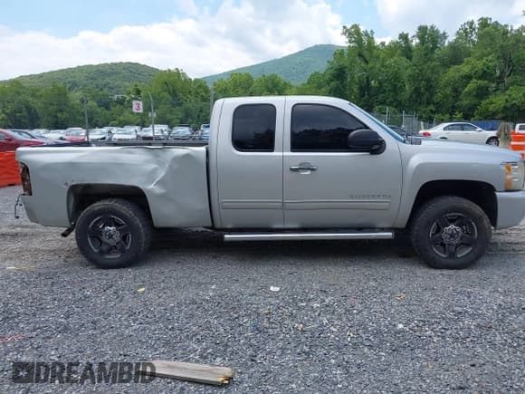 ✅ 2010 Chevrolet Silverado 1500 • VIN: 1GCYKTE22AZ298556 • Lot: 42663885. Wystawiony na IAAI z przebiegiem 189 643 mil. Bezpłatny archiwum sprzedaży aukcyjnych z USA i szczegółowy raport historii pojazdu na DreamBid. Zdjęcie 13.