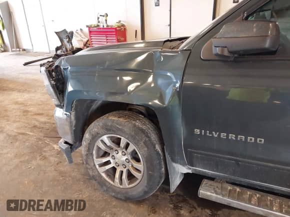 2018 Chevrolet Silverado 1500 LT z VIN 3GCUKREC0JG519095, wystawiony jako IAAI lot #43271594 z przebiegiem 108 548 mil mil oraz . Historia ofert i sprzedaży dostępna na DreamBid. Obrazek 6.