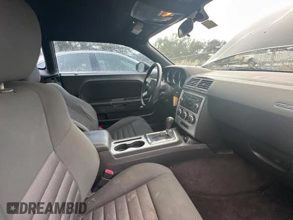 ✅ 2009 Dodge Challenger SE • VIN: 2B3LJ44V89H577103 • Lot: 82010204. Wystawiony na Copart z przebiegiem 172 791 mil. Bezpłatny archiwum sprzedaży aukcyjnych z USA i szczegółowy raport historii pojazdu na DreamBid. Zdjęcie 5.