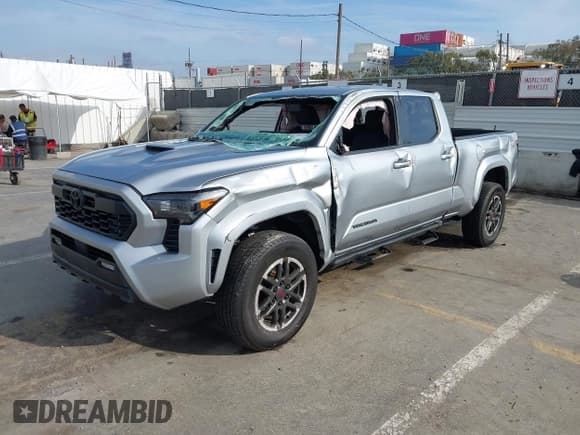 ✅ 2024 Toyota Tacoma SR5 • VIN: 3TMLB5JN5RM000794 • Lot: 43782792. Wystawiony na IAAI z przebiegiem 12 877 mil. Bezpłatny archiwum sprzedaży aukcyjnych z USA i szczegółowy raport historii pojazdu na DreamBid. Zdjęcie 17.