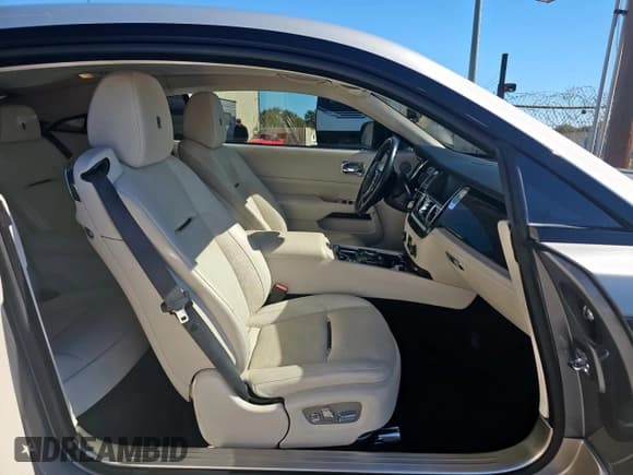 ✅ 2016 Rolls-Royce Wraith • VIN: SCA665C58GUX86329 • Lot: 91426595. Wystawiony na Copart z przebiegiem 38 522 mil. Bezpłatny archiwum sprzedaży aukcyjnych z USA i szczegółowy raport historii pojazdu na DreamBid. Zdjęcie 5.