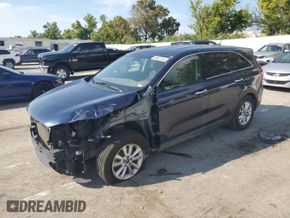 ✅ 2019 Kia Sorento S • VIN: 5XYPG4A51KG491770 • Лот: 68867515. Опубликован ранее на Copart с пробегом 106 029 миль. Бесплатный доступ к архиву аукционных продаж из США и подробный отчёт об истории автомобиля на DreamBid. Изображение 1.