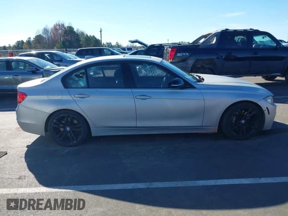 ✅ 2012 BMW 3 Series 335i • VIN: WBA3A9G59CNP35581 • Lot: 43777952. Wystawiony na IAAI z przebiegiem 160 393 mil. Bezpłatny archiwum sprzedaży aukcyjnych z USA i szczegółowy raport historii pojazdu na DreamBid. Zdjęcie 13.