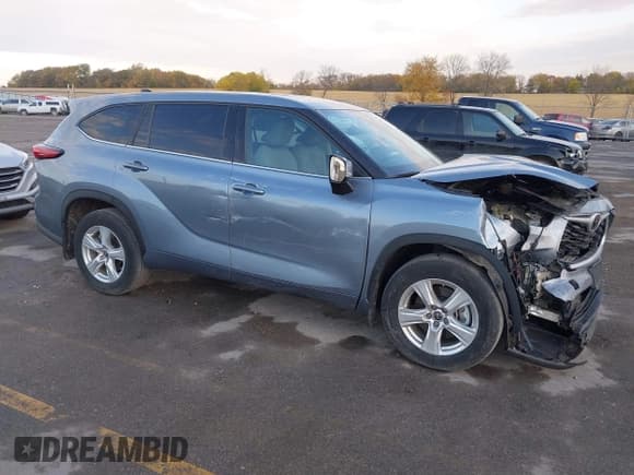 ✅ 2022 Toyota Highlander LE • VIN: 5TDBZRBHXNS210504 • Lot: 40633714. Wystawiony na IAAI z przebiegiem 40 044 mil. Bezpłatny archiwum sprzedaży aukcyjnych z USA i szczegółowy raport historii pojazdu na DreamBid. Zdjęcie 18.