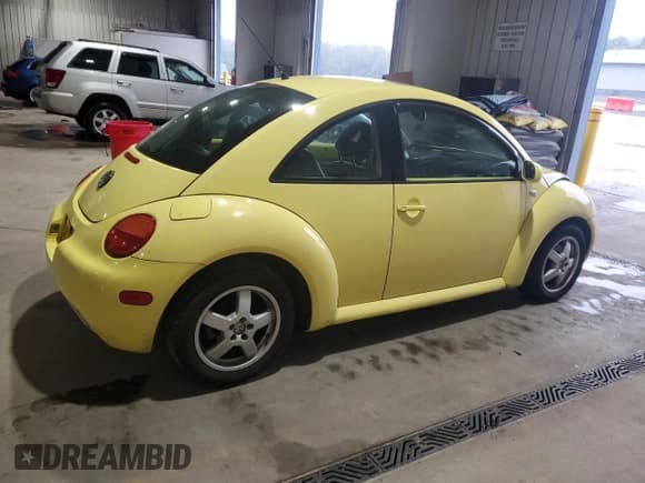 ✅ 2002 Volkswagen Beetle GLS • VIN: 3VWCK21CX2M400849 • Лот: 84006935. Опубликован ранее на Copart с пробегом 232 990 миль. Бесплатный доступ к архиву аукционных продаж из США и подробный отчёт об истории автомобиля на DreamBid. Изображение 3.