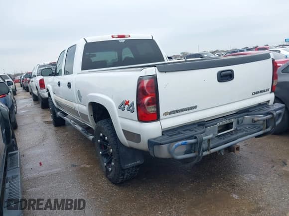 ✅ 2005 Chevrolet Silverado 2500HD LS • VIN: 1GCHK23U25F839031 • Lot: 41594750. Wystawiony na IAAI z przebiegiem 320 713 mil. Bezpłatny archiwum sprzedaży aukcyjnych z USA i szczegółowy raport historii pojazdu na DreamBid. Zdjęcie 3.