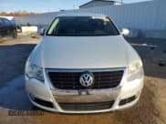 ✅ 2009 Volkswagen Passat Komfort • VIN: WVWJK73C19E004393 • Lot: 90436465. Wystawiony na Copart z przebiegiem 196 101 mil. Bezpłatny archiwum sprzedaży aukcyjnych z USA i szczegółowy raport historii pojazdu na DreamBid. Zdjęcie 5.