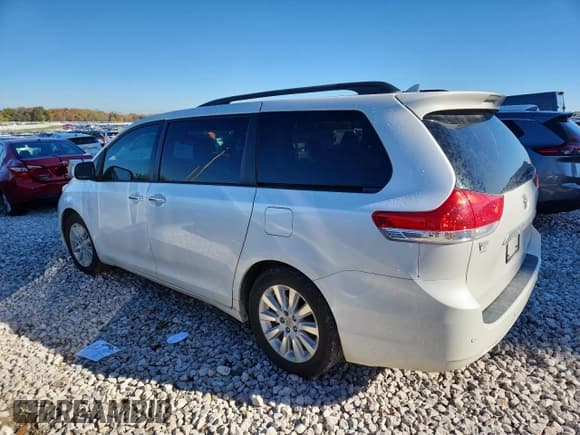 ✅ 2012 Toyota Sienna XLE • VIN: 5TDYK3DC1CS260573 • Лот: 89514755. Опубликован ранее на Copart с пробегом 137 699 миль. Бесплатный доступ к архиву аукционных продаж из США и подробный отчёт об истории автомобиля на DreamBid. Изображение 2.