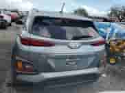 2021 Hyundai Kona SEL z VIN KM8K22AA2MU630215, wystawiony jako Copart lot #85161555 z przebiegiem 38 927 mil mil oraz Nie do naprawy • Non repairable. Historia ofert i sprzedaży dostępna na DreamBid. Obrazek 6.