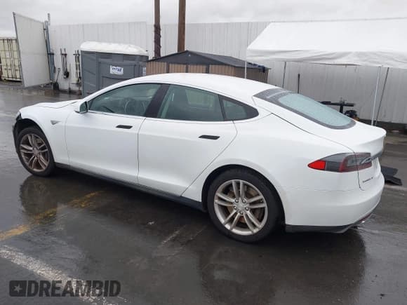 ✅ 2013 Tesla Model S • VIN: 5YJSA1CN2DFP12584 • Lot: 43711385. Wystawiony na IAAI z przebiegiem 133 895 mil. Bezpłatny archiwum sprzedaży aukcyjnych z USA i szczegółowy raport historii pojazdu na DreamBid. Zdjęcie 3.