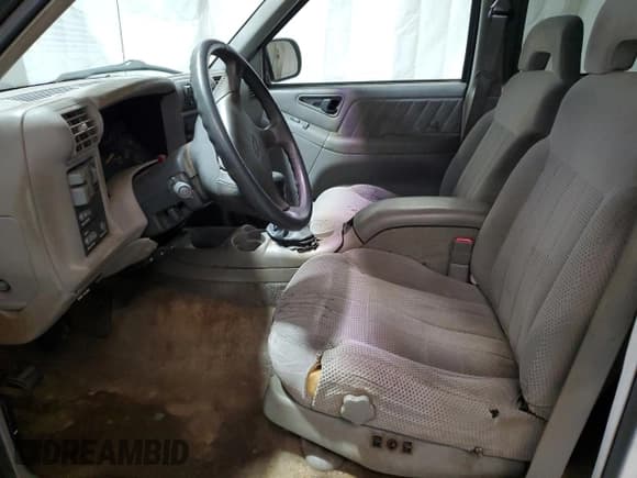 ✅ 1997 Chevrolet Blazer LT • VIN: 1GNDT13W2V2201951 • Lot: 82643694. Wystawiony na Copart z przebiegiem 195 653 mil. Bezpłatny archiwum sprzedaży aukcyjnych z USA i szczegółowy raport historii pojazdu na DreamBid. Zdjęcie 7.