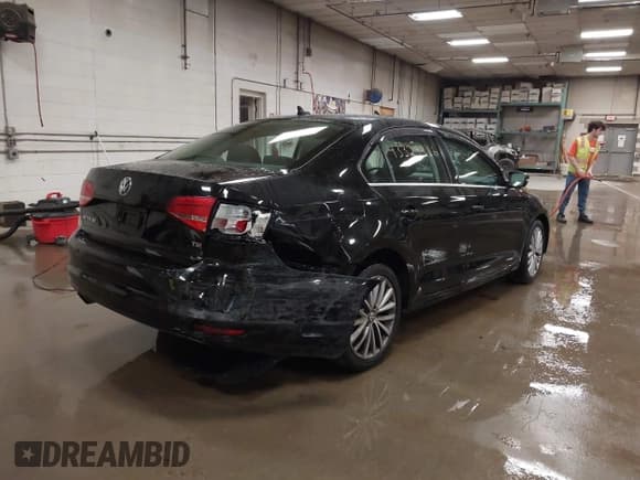 ✅ 2015 Volkswagen Jetta SE • VIN: 3VWD17AJ1FM319831 • Лот: 43329916. Опубликован ранее на IAAI с пробегом 101 992 миль. Бесплатный доступ к архиву аукционных продаж из США и подробный отчёт об истории автомобиля на DreamBid. Изображение 4.