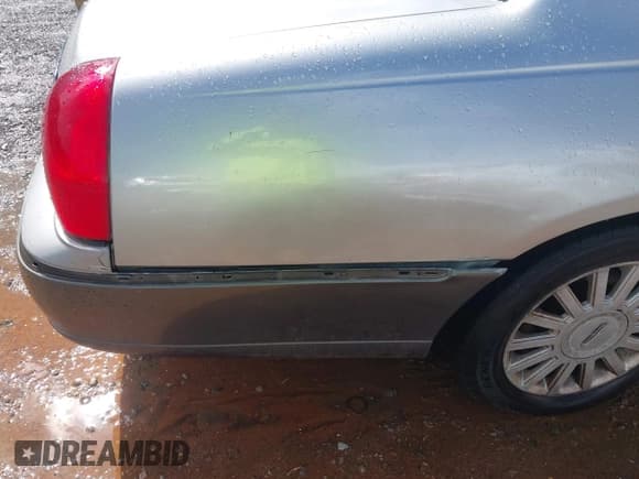 ✅ 2004 Lincoln Town Car Signature • VIN: 1LNHM81WX4Y662048 • Lot: 43306938. Listed on IAAI with 143,979 mi. Free auction sales archive from the USA and detailed vehicle history report at DreamBid. Image 6.